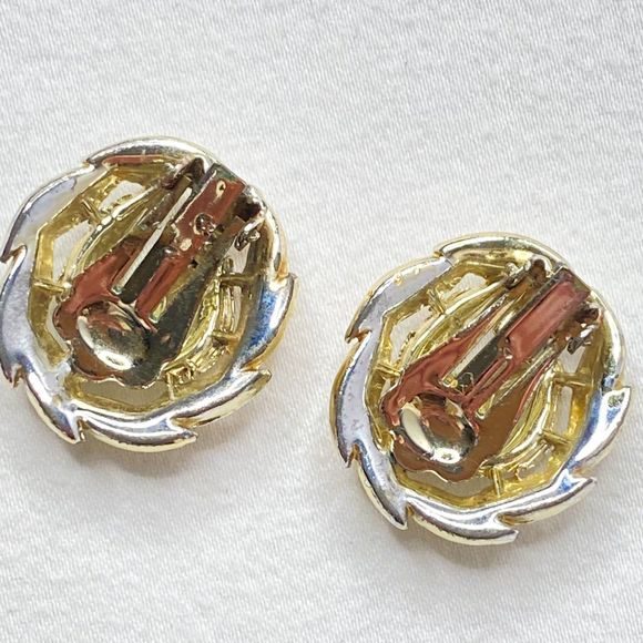 Stud Clip On Earrings Light Gold Tone Layered Leaves - Picture 5 of 7